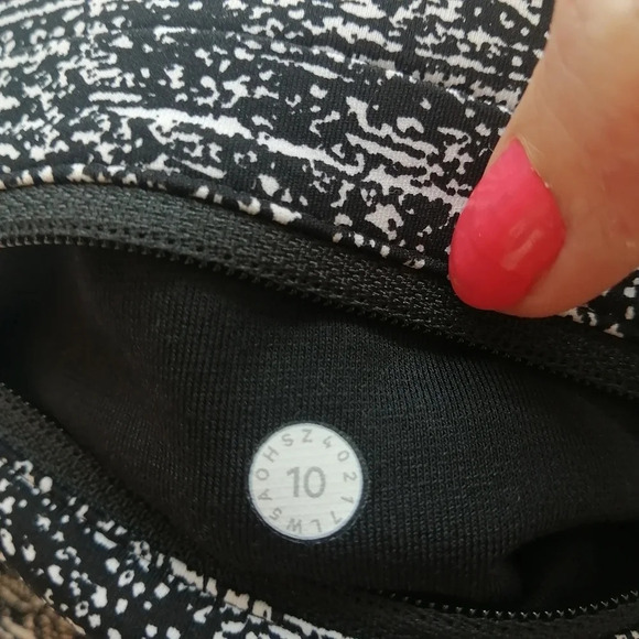 Lululemon Pace Perfect 25" Leggings with Mesh Cutouts in Air Time White Black 10 - Picture 15 of 16